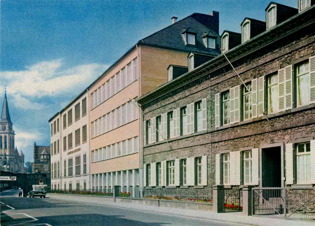 1970er Jahre: Raiffeisendruckerei mit Bürogebäude.
